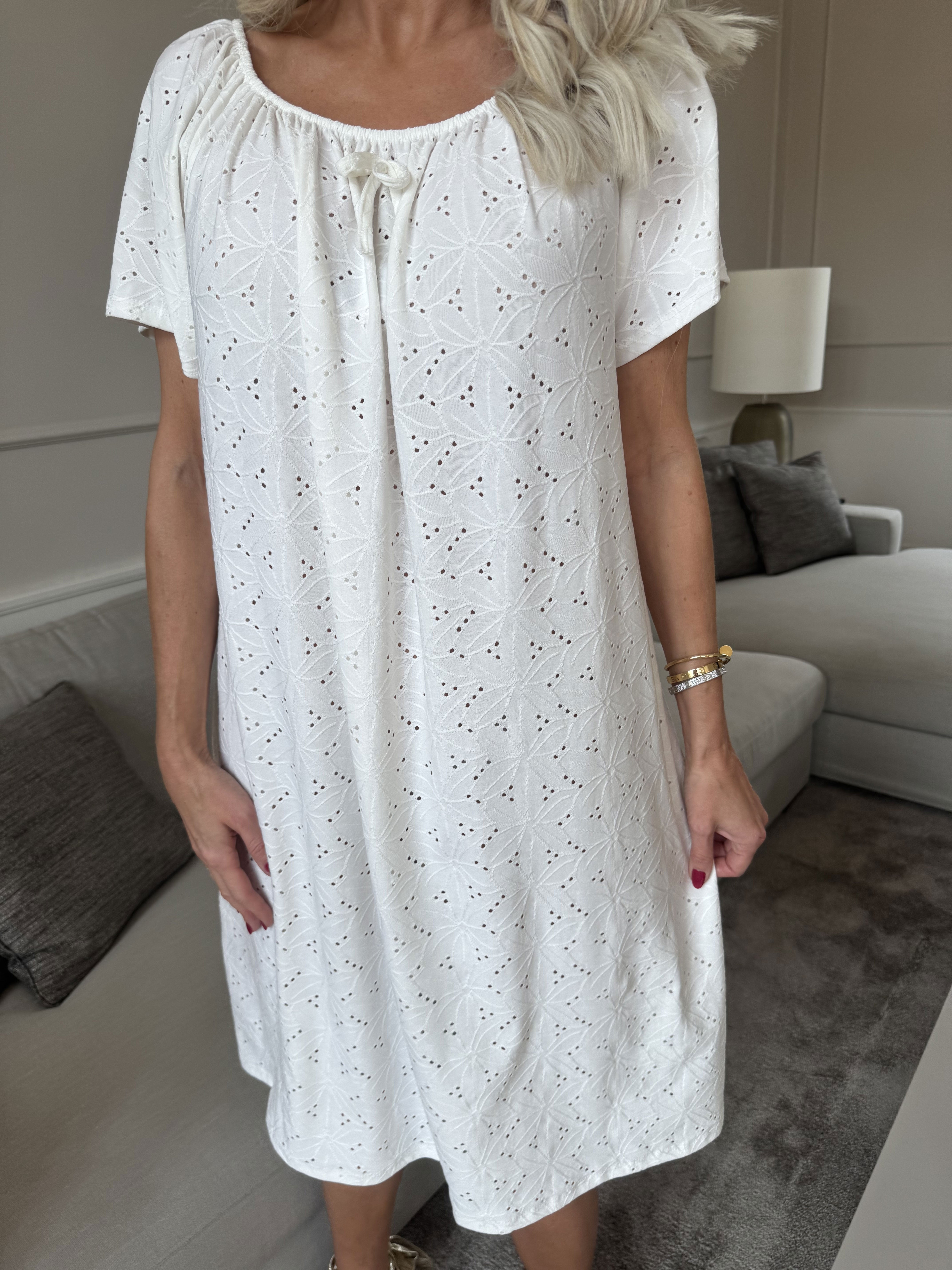 Aliz - Sød blød kjole med broderie anglaise